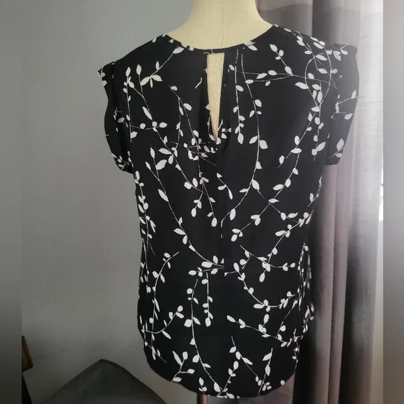 Nine West Black and White Wrap Blouse Short Sleeve - Picture 4 of 6